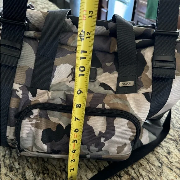 Camo Tumi duffel travel bag - Picture 8 of 8
